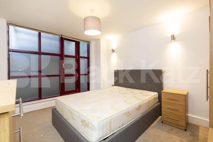 Split level modern and spacious 2 bed 2 bath in the shoreditch area  Quaker Street , Shoreditch 